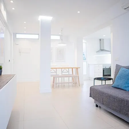 Seaview Flat With Sunny Balcony - Appartamento