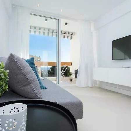 Seaview Flat With Sunny Balcony -
