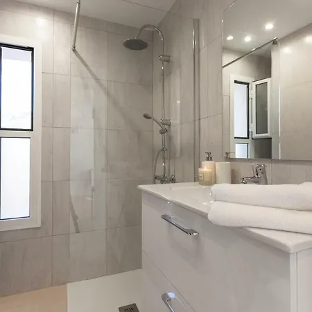 Seaview Flat With Sunny Balcony -
